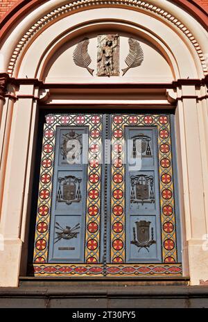 RIBEIRAO PRETO, SAN PAOLO, BRASILE - 17 aprile 2023: Porta d'ingresso decorativa della Cattedrale metropolitana di San Sebastián Foto Stock
