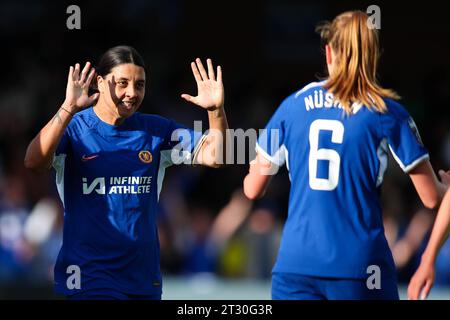 Sam Kerr del Chelsea festeggia con Sjoeke Nusken che segna il secondo gol della sua squadra durante la partita Chelsea FC Women contro Brighton & Hove Albion Women FC WSL a Kingsmeadow, Wheatsheaf Park, Londra, Regno Unito il 22 ottobre 2023 Credit: Every Second Media/Alamy Live News Foto Stock