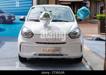 ZHONGSHAN GUANGDONG Cina-10 giugno 2022: Un'auto bianca intelligente. Foto Stock