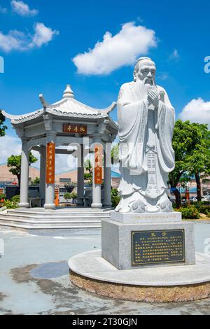 ZHONGSHAN GUANGDONG Cina-13 luglio;2023: Statua di Confucio a composizione verticale. Foto Stock