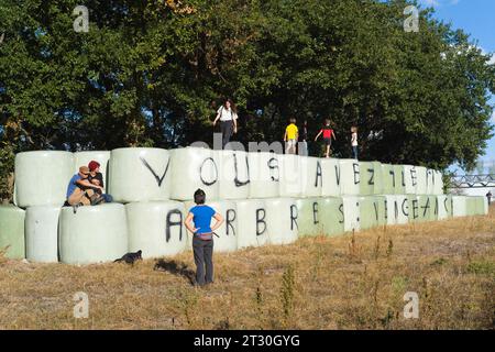 Saix, Francia. 22 ottobre 2023. Hai ucciso i nostri alberi, vendetta. Dimostrazione contro l'autostrada A69. Secondo gli organizzatori, la mobilitazione chiamata Ramdam sur le macadam ha riunito più di 9.500 persone. Saix, Francia, il 21 ottobre 2023. Foto di Patricia Huchot-Boissier /ABACAPRESS.COM credito: Abaca Press/Alamy Live News Foto Stock