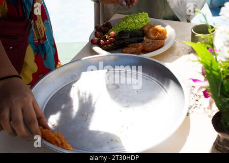 I thailandesi rispettano il rito rituale del merito offrendo sacrificio di cibo all'antenato presso l'urna del cimitero nel festival del decimo mese lunare o Sat Duan SIP at Foto Stock