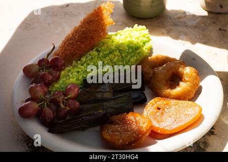 I thailandesi rispettano il rito rituale del merito offrendo sacrificio di cibo all'antenato presso l'urna del cimitero nel festival del decimo mese lunare o Sat Duan SIP at Foto Stock