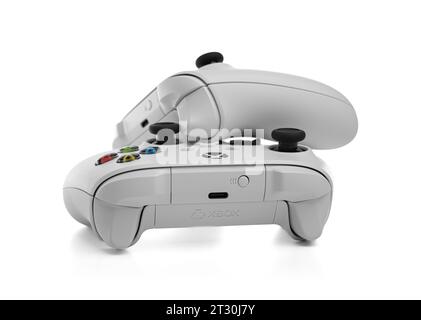 Uzhgorod, Ucraina - 29 settembre 2023: Microsoft Xbox Wireless Controller robot gamepad wireless bianco su sfondo bianco. Foto studio. Foto Stock