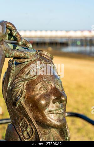 Dettaglio della statua della famosa leggenda del volo degli anni '30 Amy Johnson creata dall'artista Stephen Melton sul lungomare di Herne Bay. Testa con viso, sorridente. Foto Stock