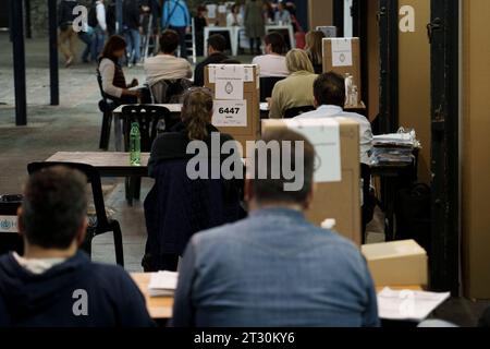 Buenos Aires, Argentina. 22 ottobre 2023. BUENOS AIRES, ARGENTINA - 22 OTTOBRE: Stazioni di Pollings alle elezioni presidenziali a Buenos Aires, Argentina, 22 ottobre 2023. Gli argentini esercitano il loro diritto democratico alle elezioni presidenziali, votando per determinare il futuro leader della nazione per i prossimi quattro anni. (Foto di Pablo Barrera/Sipa USA) credito: SIPA USA/Alamy Live News Foto Stock