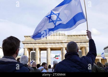 Berlino - Deutschland. Demo und Kundgebung gegen Antisemitismus und für Solidarität mit, Israele. 22 ottobre 2023. *** 22 10 2023, Berlino Germania Demo e raduno contro l’antisemitismo e per la solidarietà con Israele. Credito: Imago/Alamy Live News Foto Stock