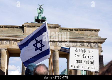 Berlino - Deutschland. Demo und Kundgebung gegen Antisemitismus und für Solidarität mit, Israele. 22 ottobre 2023. *** 22 10 2023, Berlino Germania Demo e raduno contro l’antisemitismo e per la solidarietà con Israele. Credito: Imago/Alamy Live News Foto Stock