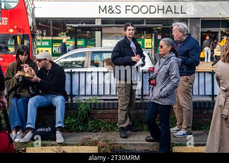 Londra, Regno Unito. 22 ottobre 2023. Mercato sperimentale di Street Food a Chiswick. Il primo dei tre processi per un mercato di Street food domenicale a Chiswick, fuori dalla vecchia stazione di polizia. Lo Street food nigeriano, messicano, indiano, sudafricano e italiano ha attirato molti passanti. Alcuni residenti locali temono che possa distogliere l'usanza dalle ben consolidate aziende alimentari. Crediti: Peter Hogan/Alamy Live News Foto Stock