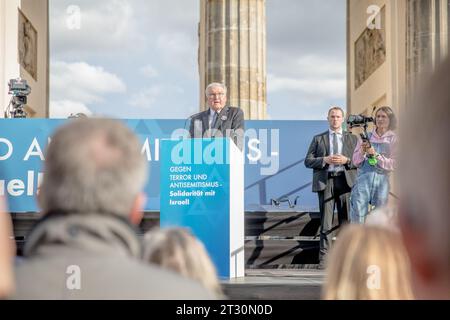 Berlino, Germania. 22 ottobre 2023. Il presidente tedesco Frank-Walter Steinmeier ha inaugurato l'evento con un discorso. Il raduno ha espresso compassione e solidarietà incrollabile con il popolo di Israele e tutte le altre vittime di Hamas. (Immagine di credito: © Michael Kuenne/PRESSCOV via ZUMA Press Wire) SOLO USO EDITORIALE! Non per USO commerciale! Foto Stock