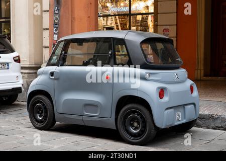 BOLOGNA, ITALIA: Citroen ami One mini auto elettrica parcheggiata in una strada di Bologna Foto Stock