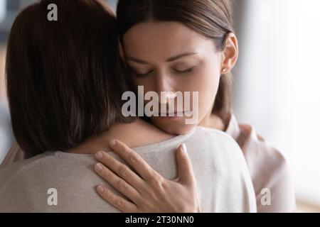 La figlia adulta coccola la vecchia madre dà il suo sostegno morale Foto Stock