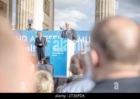 Berlino, Germania. 22 ottobre 2023. Il presidente tedesco Frank-Walter Steinmeier ha inaugurato l'evento con un discorso. Il raduno ha espresso compassione e solidarietà incrollabile con il popolo di Israele e tutte le altre vittime di Hamas. (Foto di Michael Kuenne/PRESSCOV/Sipa USA) credito: SIPA USA/Alamy Live News Foto Stock