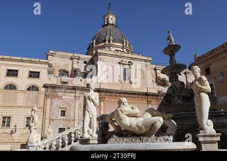 Statue sulla Fontana di Pretoria (detta anche Fontana della vergogna) in Piazza Pretoria con sullo sfondo la Chiesa di Santa Caterina Foto Stock