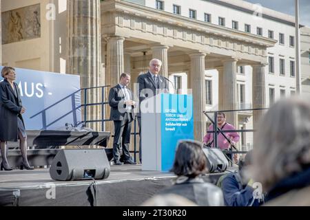 Berlino, Germania. 22 ottobre 2023. Il presidente tedesco Frank-Walter Steinmeier ha inaugurato l'evento con un discorso. Il raduno ha espresso compassione e solidarietà incrollabile con il popolo di Israele e tutte le altre vittime di Hamas. (Foto di Michael Kuenne/PRESSCOV/Sipa USA) credito: SIPA USA/Alamy Live News Foto Stock