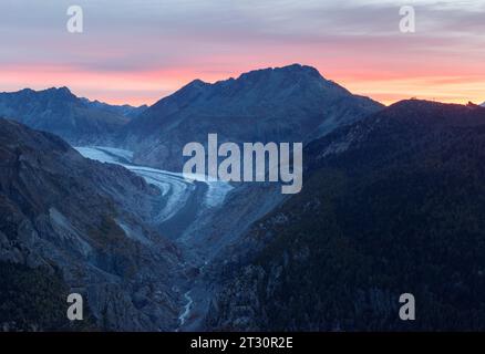 Tramonto o alba crepuscolo sopra il ghiacciaio in montagna. La fine del ghiacciaio Aletsch vista dalla regione di Belalp, patrimonio dell'umanità dell'UNESCO. Vallese Svizzera Foto Stock