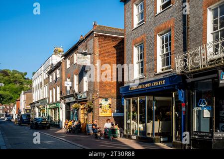 Persone sedute fuori Da Un pub in High Street, Lewes, East Sussex, Regno Unito. Foto Stock