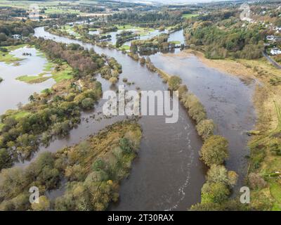 Fiume dee allagato a Cults Aberdeen Scozia dopo Storm Babet Foto Stock