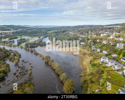 Fiume dee allagato a Cults Aberdeen Scozia dopo Storm Babet Foto Stock