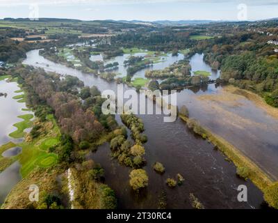 Fiume dee allagato a Cults Aberdeen Scozia dopo Storm Babet Foto Stock