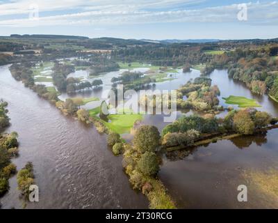 Fiume dee allagato a Cults Aberdeen Scozia dopo Storm Babet Foto Stock