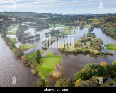 Fiume dee allagato a Cults Aberdeen Scozia dopo Storm Babet Foto Stock