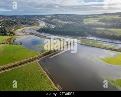 Fiume dee allagato a Cults Aberdeen Scozia dopo Storm Babet Foto Stock