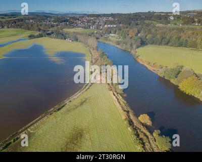 Fiume dee allagato a Cults Aberdeen Scozia dopo Storm Babet Foto Stock