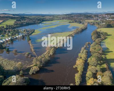 Fiume dee allagato a Cults Aberdeen Scozia dopo Storm Babet Foto Stock