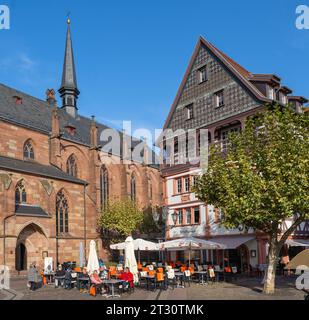 Storica casa a graticcio Scheffelhaus sulla piazza del mercato a Neustadt an der Weinstraße, Renania-Palatinato, Germania, Europa Foto Stock