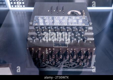 Enigma Machine. Leggendario dispositivo di crittografia utilizzato per decodificare i messaggi nemici durante la seconda guerra mondiale, Bletchley Park, Milton Keynes, Gran Bretagna. Polonia, Varsavia - 28 luglio 2023. Foto Stock