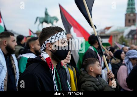 Il popolo partecipa a una protesta a sostegno dei palestinesi mentre il conflitto tra Israele e il gruppo islamista palestinese Hamas continua, fuori dal Parlamento danese a Copenaghen, in Danimarca, il 22 ottobre 2023. Foto Stock