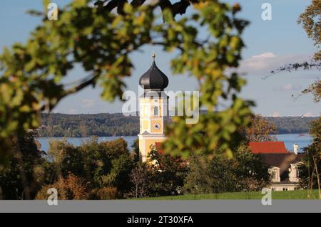 Bernried, Bayern, Deutschland 22. Ottobre 2023: Ein Herbsttag bei Bernried Landkreis Weilheim-Schongau. Hier der Blick auf das Kloster Bernried, im Hintergrund der Starnberger vedere *** Bernried, Baviera, Germania 22 ottobre 2023 un giorno d'autunno vicino al distretto di Bernried Weilheim Schongau qui la vista del monastero Bernried, sullo sfondo del lago Starnberg credito: Imago/Alamy Live News Foto Stock