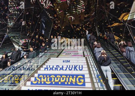 Tokyo, Giappone - 8 aprile 2023: Ingresso a specchio del Tokyu Plaza Omotesando Harajuku con persone non identificate. È uno shoppin particolarmente popolare Foto Stock