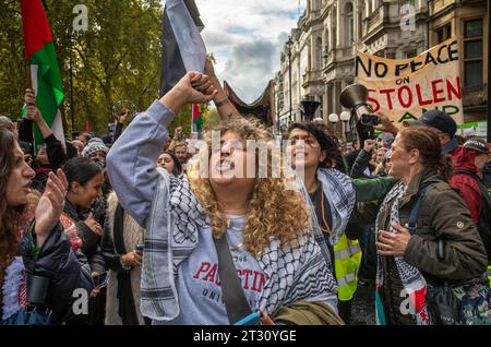 Londra / Regno Unito - 21 ottobre 2023: Una donna musulmana canta slogan mentre marcia con altri manifestanti filo-palestinesi in una grande manifestazione contro Israele Foto Stock