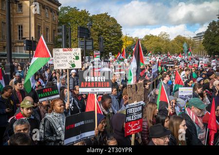 Londra / Regno Unito - 21 ottobre 2023: Centinaia di migliaia di manifestanti pro-palestinesi marciano con cartelli e bandiere per una manifestazione contro l'attacco israeliano Foto Stock