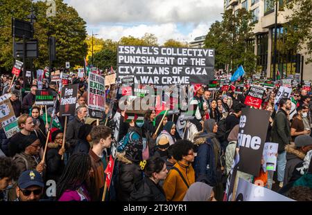 Londra / Regno Unito - 21 ottobre 2023: Centinaia di migliaia di manifestanti pro-palestinesi marciano con cartelli e bandiere per una manifestazione contro l'attacco israeliano Foto Stock