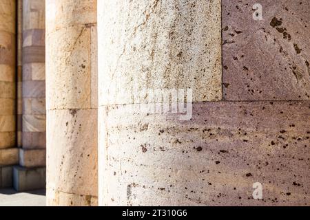 Colonna rivestita di tufo armeno su un edificio urbano nella città di Erevan Foto Stock