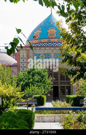 Vista dell'edificio della Moschea Blu nel verde della città di Erevan nelle soleggiate giornate autunnali. La Moschea Blu è una moschea sciita, è stata costruita nel 1766 Foto Stock