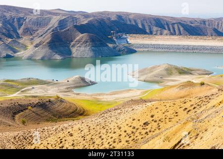 Bacino idrico del fiume Azat con diga sulle montagne dell'Armenia nelle soleggiate giornate autunnali Foto Stock