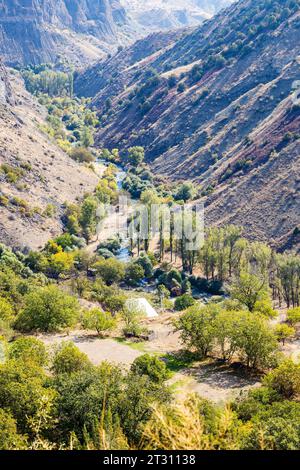 Vista del fiume Azat nella gola delle montagne di Gegham in Armenia vicino al villaggio di Garni nelle soleggiate giornate autunnali Foto Stock