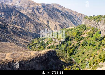 Gola del fiume Azat nelle montagne di Gegham, in Armenia, vicino al villaggio di Garni, il soleggiato giorno autunnale Foto Stock