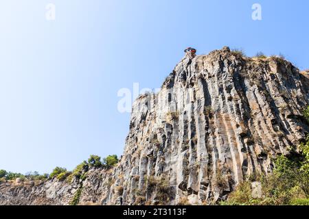 sinfonia delle pietre - scogliera di basalto nella gola di Garni in Armenia nel soleggiato giorno autunnale Foto Stock