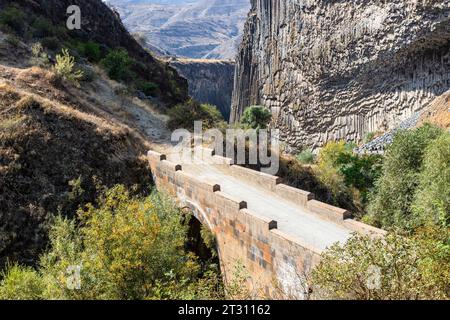 sinfonia delle pietre - Ponte Garni sul fiume Goght nella gola Garni in Armenia nel soleggiato giorno autunnale Foto Stock