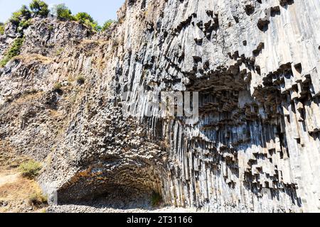 sinfonia delle pietre - pareti naturali di basalto della gola di Garni in Armenia nel soleggiato giorno autunnale Foto Stock