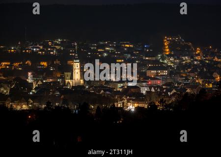 Vista notturna della città tedesca di Tauberbischofsheim con la chiesa e la torre nel centro della città. Foto Stock