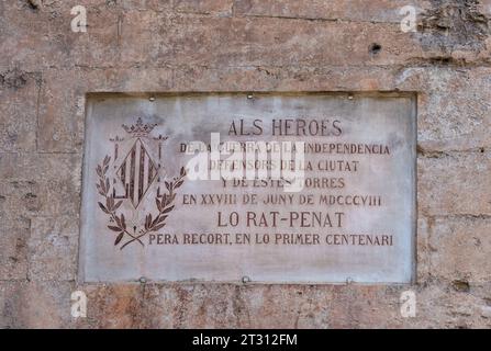 Valencia, Spagna - 23 settembre 2023: Targa commemorativa posta sulle torri di Quart in memoria della guerra d'indipendenza spagnola. Foto Stock