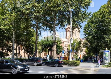 Yerevan, Armenia - 14 settembre 2023: Vista del viale Sayat-Nova e della chiesa della Santa madre di Dio Katoghike nel quartiere centrale di Kentron della città di Erevan Foto Stock