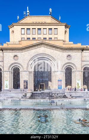 Yerevan, Armenia - 14 settembre 2023: Vista attraverso la fontana del Museo di storia dell'Armenia e la Galleria Nazionale dell'Armenia in Piazza della Repubblica al centro Foto Stock