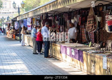 Erevan, Armenia - 28 settembre 2023: Bancarelle sul mercato delle pulci all'aperto di Yerevan Vernissage in via Pavstos Buzand nel quartiere centrale di Kentron a Yerev Foto Stock